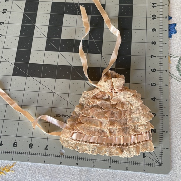 Antique lace baby's christening bonnet, ties under chin and in the back - Picture 3 of 10